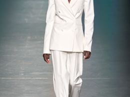 Белые брючные костюмы в коллекциях весна-лето 2020