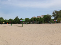 Центральный пляж Запорожья готовят к открытию купального сезона