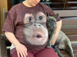 Жена Олега Ляшко спрятала беременный живот за головой обезьяны. Фото