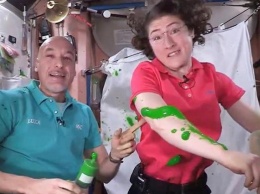 Астронавты поэкспериментировали с "зеленой слизью" канала Nickelodeon в космосе