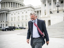В США сенатор, которого подозревают в незаконной продаже акций, подал в отставку с поста главы комитета