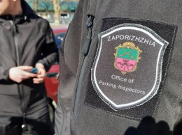 В Запорожье чиновники решили обеспечить инспекторов по парковке дополнительно термобельем, кепками и футболками