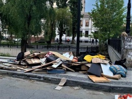 В центре Симферополя неизвестные выбросили кучу хлама (ФОТО)