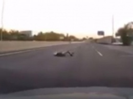 Под Киевом мотоциклист "потерял" пассажирку на бешеной скорости. ВИДЕО