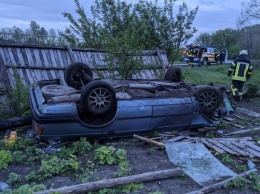 Сбил электроопору, въехал в ворота и перевернулся: спасатели рассказали о ДТП на Луганщине