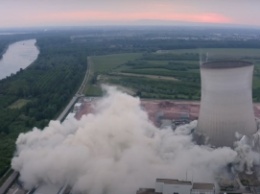 В Германии зрелищно взорвали две башни АЭС. Видео