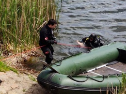 В Днепропетровской области спасатели достали из водоема утонувшего мальчика