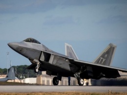 В США возле авиабазы разбился истребитель F-22