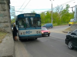 В Херсоне КАМАЗ во время обгона выбил стекло троллейбусу - фото