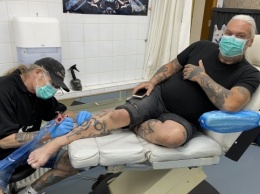 Коронавирус становится популярной темой в тату-салонах Нидерландов