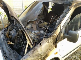 В Запорожской области во дворе частного дома горел Mercedes Vito