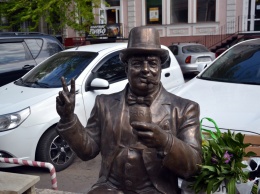 Черчилль и Орнелла Мути на Новом рынке: у входа на базар установили скульптуры знаменитостей