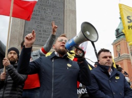 В Варшаве вспыхнул протест против карантина: Полиция применила силу и слезоточивый газ