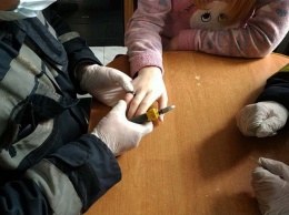 Спасатели болгаркой распилили кольцо, застрявшее на пальце девочки: подробности