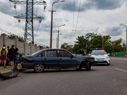 В Днепре на Набережной Заводской Opel сбил велосипедиста, вылетел на встречку и ударил Toyota