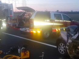 На трассе Херсонщины «Шевроле» врезалось в грузовик: двух человек из легковушки вырезали спасатели