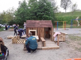На ж/м Кротова жильцы строят детский городок