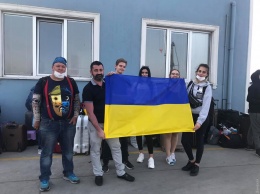 45 украинцев возвращаются домой паромом Карасу - Черноморск: двое пассажиров отмечают золотую свадьбу