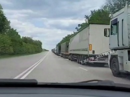 На Харьковщине образовалась огромная очередь из грузовиков, желающих выехать в Россию
