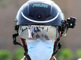Китайским полицейским выдали шлемы для автоматического измерения температуры у людей