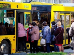 "Как в Мавзолей": в сети показали огромную очередь на автобус в Киеве (фото)