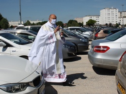 Видео: во Франции церковную службу провели в автомобилях