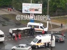 В Мелитополе в результате аварии перевернулась маршрутка с пассажирами, - ВИДЕО