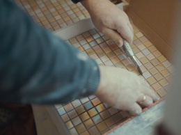 В Днепре рукодельница создает мозаики из строительного мусора