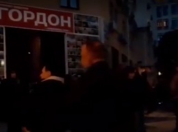 Активисты собрались возле офиса Гордона из-за его интервью с Поклонской и Гиркиным (видео)