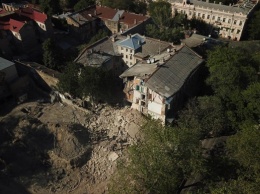 В Одессе демонтируют стену и крышу рухнувшего дома