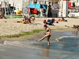 В Одессе открыли пляжный сезон: девушки в купальниках, все рады и купаются