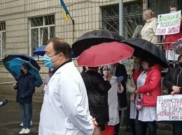 В Киеве врачи городской психоневрологической больницы №2 протестовали под дождем