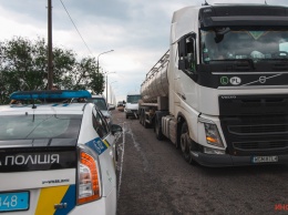В Днепре на Криворожском шоссе столкнулись 4 автомобиля: мужчину забрала скорая