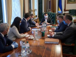 Зеленский собрал совещание по проблемам инвестиций