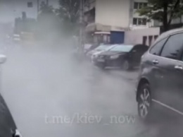 "Добро пожаловать в Сайлент-Хилл!" В центре Киева кипяток затопил дорогу: улица "исчезла" в пару. Видео