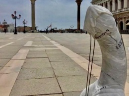 В Венеции на площади установили огромный мраморный пенис в маске. Фото акции