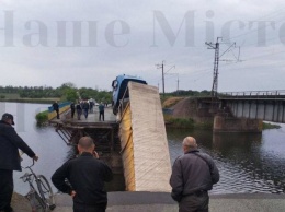 В Днепропетровской области в реку рухнул мост с проезжавшей по нему фурой (ФОТО)