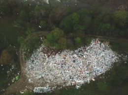Тонны мусора на берегу реки: шокирующие ВИДЕО курорта в Закарпатье