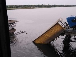 Обрушение моста на Днепропетровщине: блогер указал на виновников