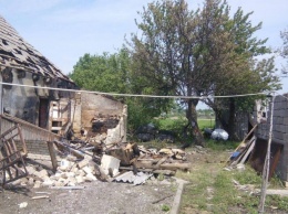 На Донбассе боевики обстреляли три жилых дома