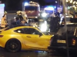 Видео: в Москве Mercedes за 14 млн рублей столкнулся с 4 автомобилями