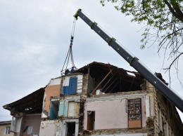 Спасатели снимают крышу с обвалившегося дома на Торговой