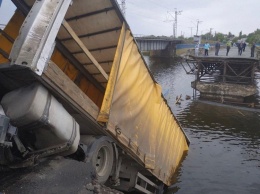 На Днепропетровщине до сих пор не могут вытащить фуру с рухнувшего моста