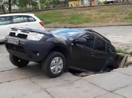 В Киеве внедорожник ушел под землю: есть фото