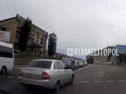 В Мелитополе водитель на Приоре терроризирует автолюбителей (видео)
