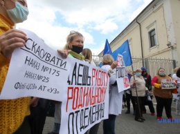 Протест медиков в Харькове: главу местной организации ОПЗЖ облили зеленкой