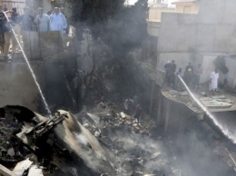 В Пакистане самолет рухнул на жилой квартал - погибли около сотни пассажиров, трое выжили