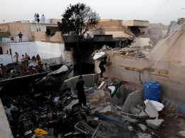 Авиакатастрофа в Пакистане: минимум 3 пассажиров самолета выжили (фото)
