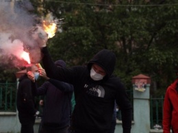 Офис Медведчука в Киеве забросали петардами и дымовыми шашками