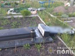 Решили развлечься на кладбище: в Харьковской области повредили 13 могил
